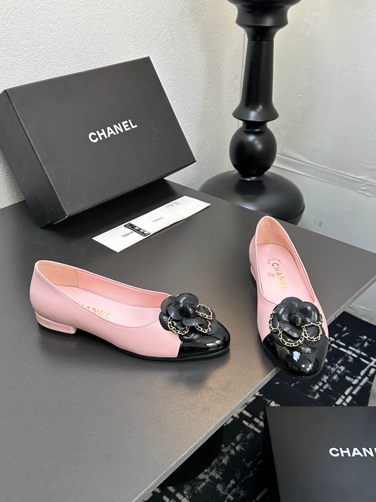 👟👟Ex-factory price 600👟👟 CHANEL｜Chanel Chanel 25C early spring new product Camellia series flat shoes This season’s Camellia series is really beautiful😍 Grandma Xiang’s family has always had the elegant and ladylike temperament, full of high-end sense! It’s very nice on the feet~ Whether worn barefoot or paired with skirts or trousers, it’s very versatile! Incomparably beautiful! Extraordinarily fairy 🧚 Overwhelmingly girly‼ ️ The upper is made of imported lambskin, the lining is made of mixed sheepskin, and the Italian A-grade leather outsole Size: 35-39 (40/41 customized)